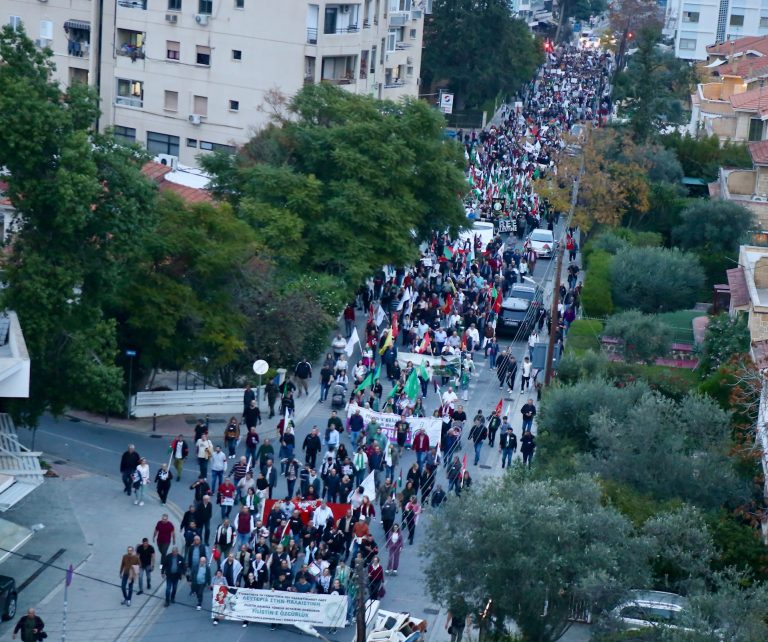 Βροντερό μήνυμα αλληλεγγύης στην Παλαιστίνη από τη μεγαλειώδη Πορεία Ειρήνης στη Λευκωσία