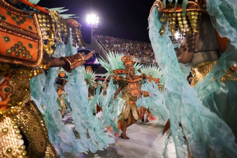 Η καρναβαλική παρέλαση του Ρίο ντε Τζανέιρο λέει «όχι» στις παράνομες εξορύξεις σε εδάφη αυτόχθονων