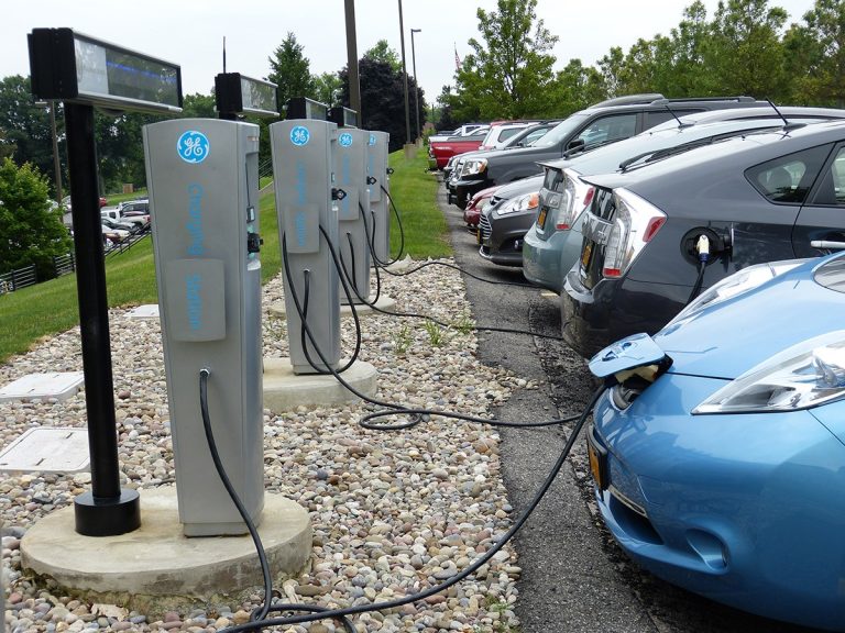 Η Γαλλία μειώνει τις επιδοτήσεις για τους υψηλο-εισοδηματίες για αγορά ηλεκτρικών αυτοκινήτων