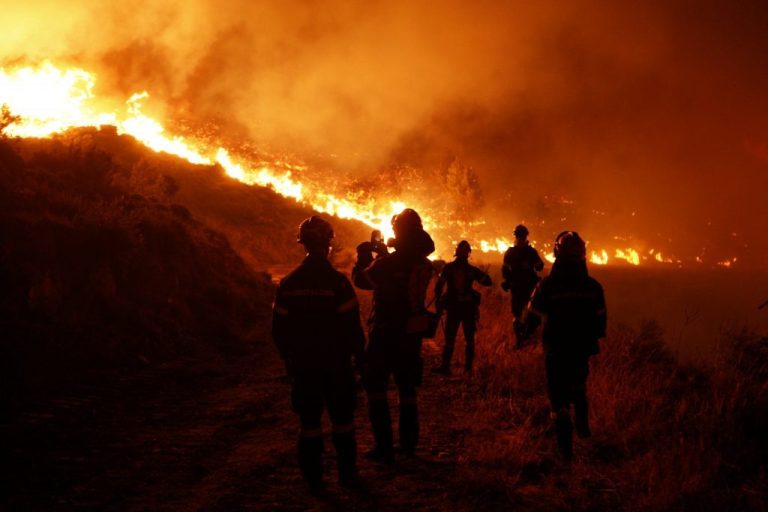 Φωτιά στην Αττική: Μάχη με αναζωπυρώσεις και διάσπαρτες εστίες – Παραμένει χωρίς ενιαίο μέτωπο η πυρκαγιά